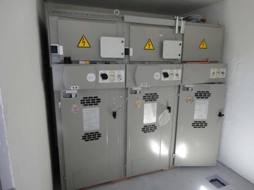 cabine-elettriche-prefabbricate-interno-con-apparecchiatura-elettrica-1000
